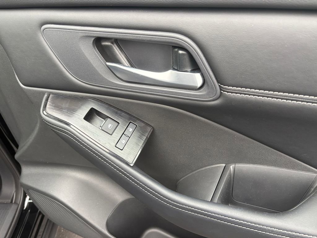 Used 2026 Nissan Rogue SV w/ SV Premium Package image 19