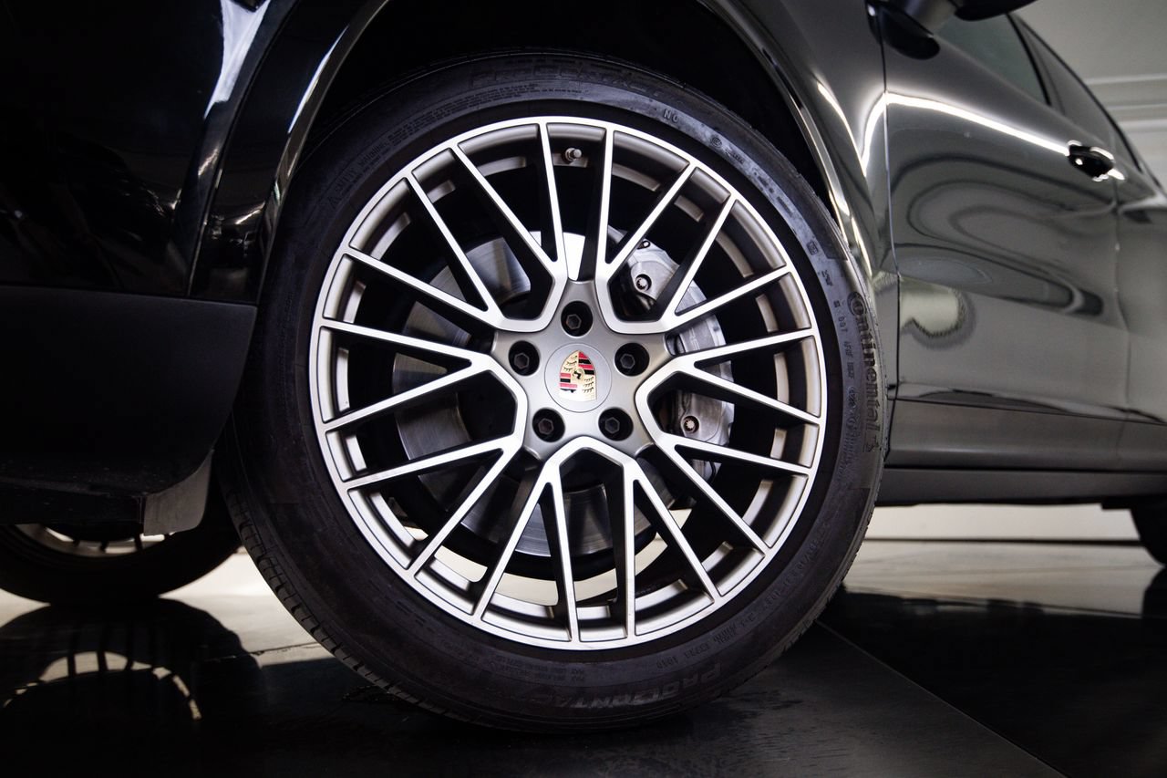 Certified 2023 Porsche Cayenne Platinum Edition AWD/4WD image 12