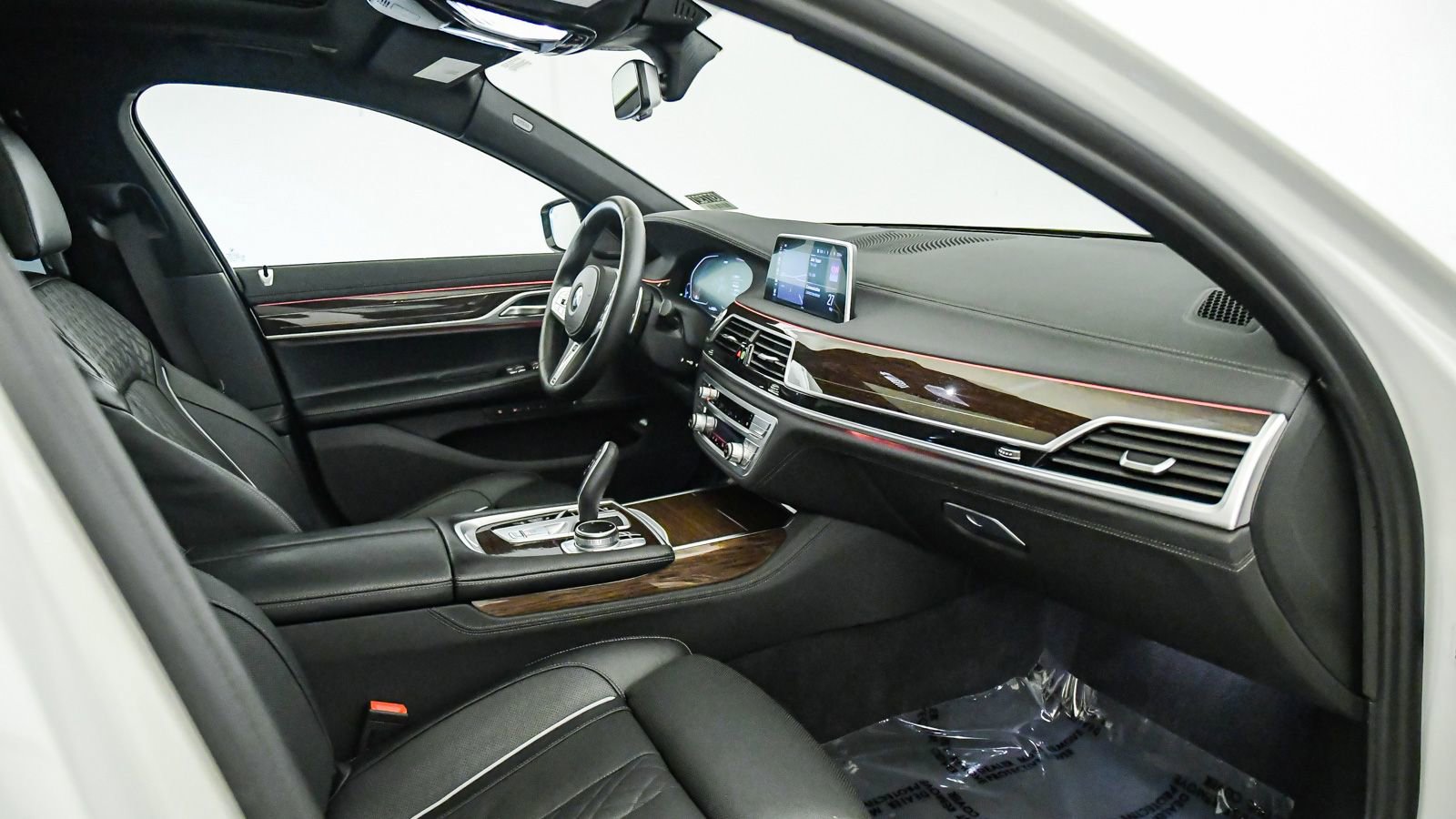 Used 2022 BMW 740i w/ M Sport Package RWD image 16