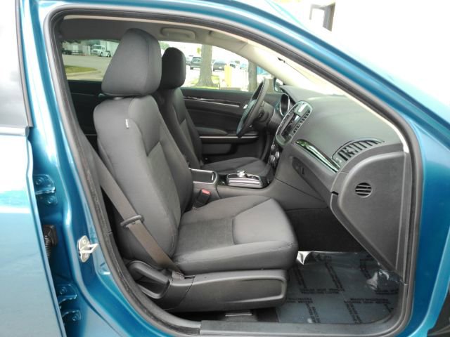 Used 2023 Chrysler 300 Touring w/ Sport Appearance Package image 18