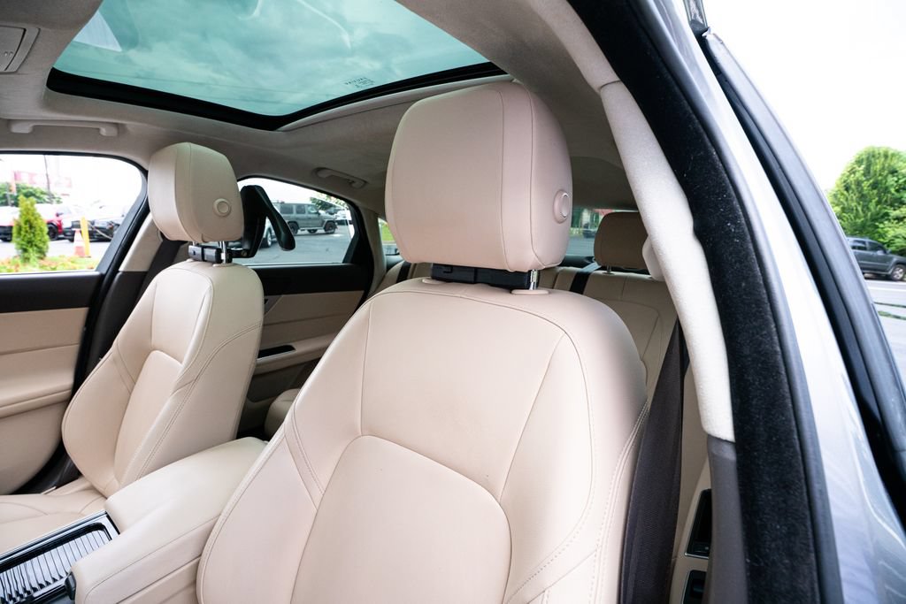 Used 2020 Jaguar XF Premium RWD image 29
