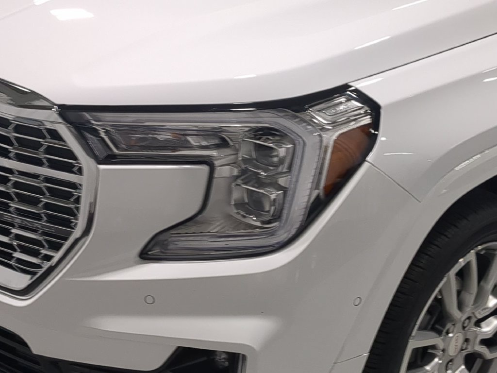 Used 2024 GMC Terrain Denali w/ Denali Premium Package AWD/4WD image 11