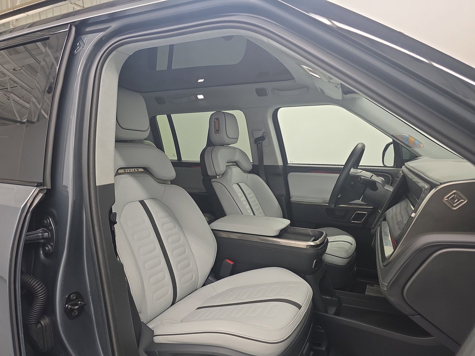Used 2023 Rivian R1S Adventure AWD/4WD image 24
