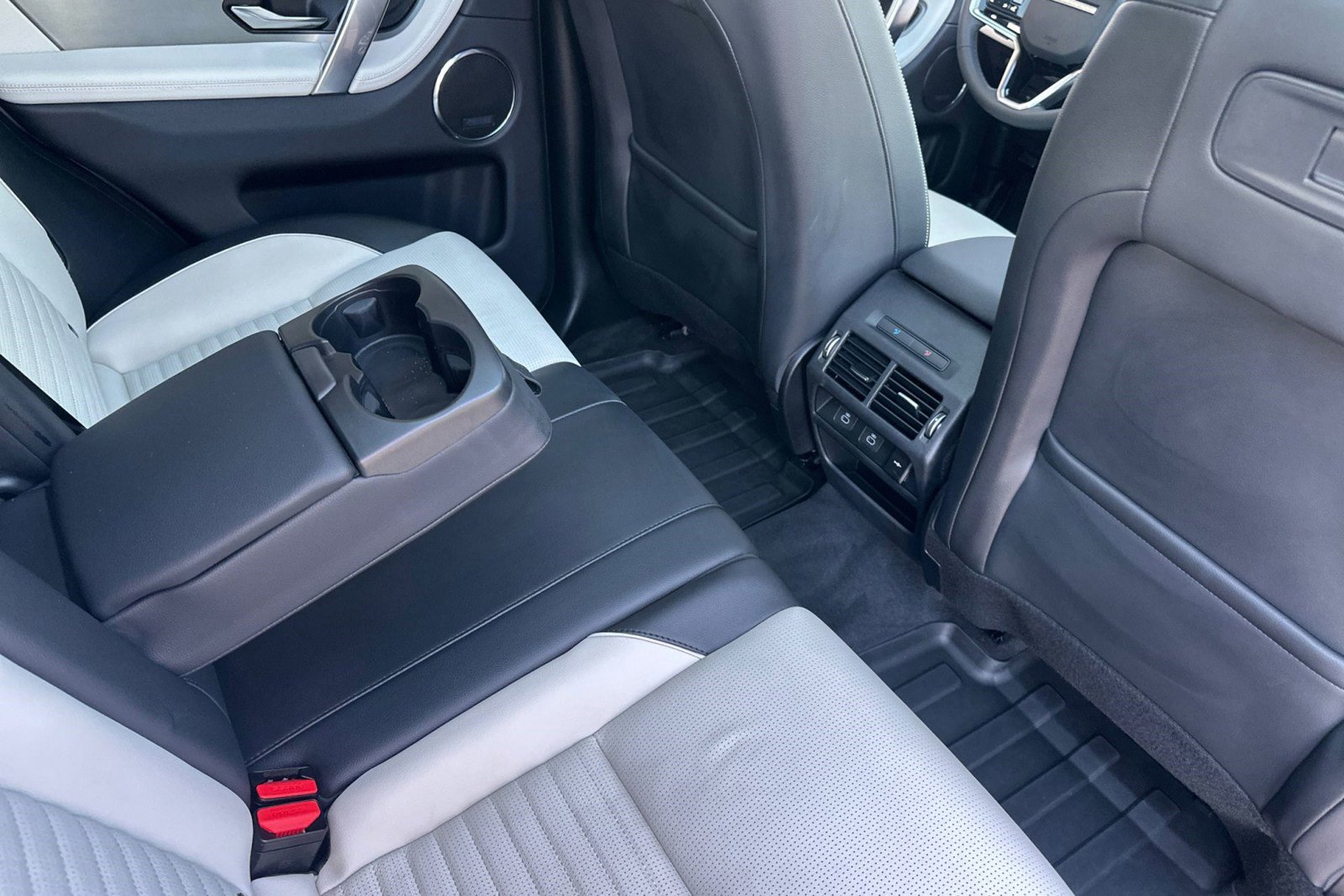 Certified 2025 Land Rover Discovery Sport Dynamic SE image 30