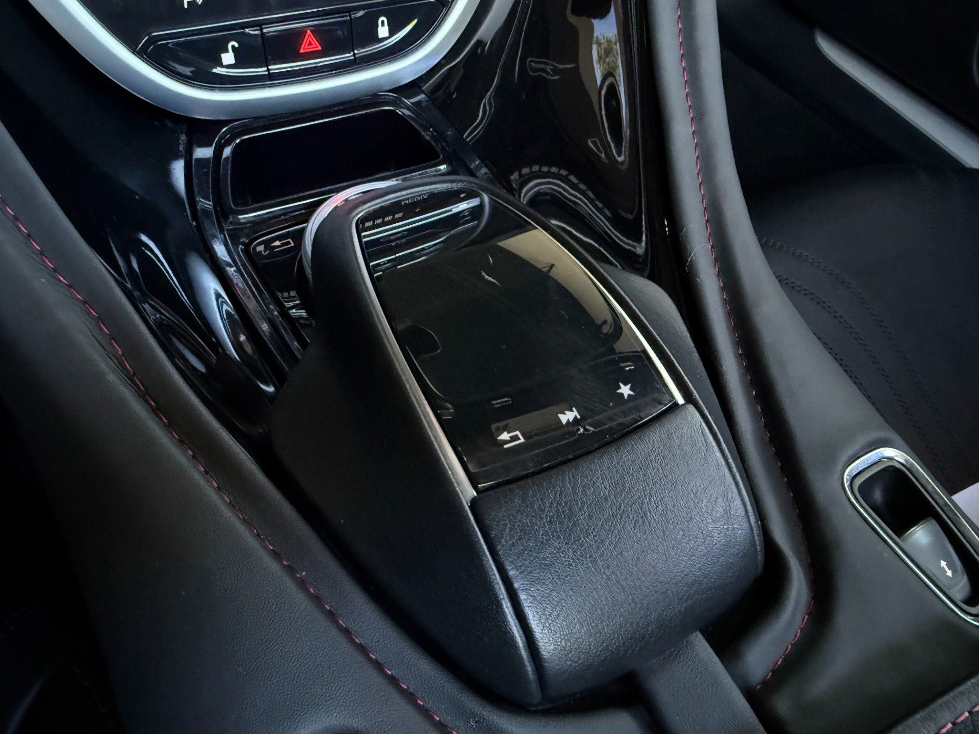 Used 2020 Aston Martin DB11 Volante RWD image 41