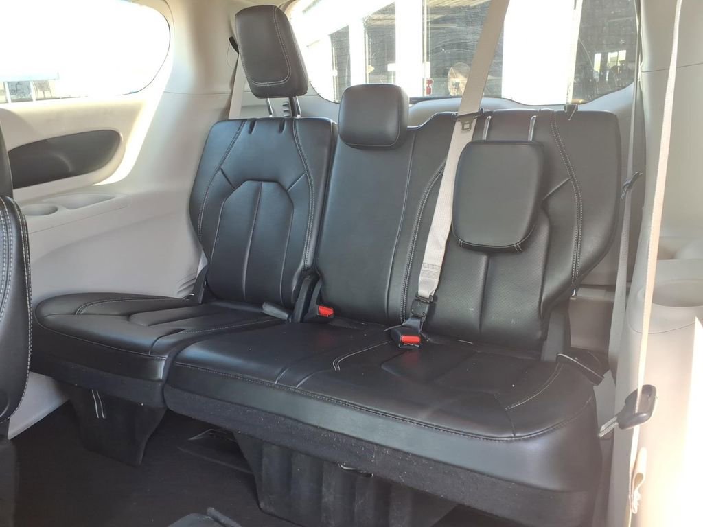 Used 2023 Chrysler Pacifica Touring-L image 17