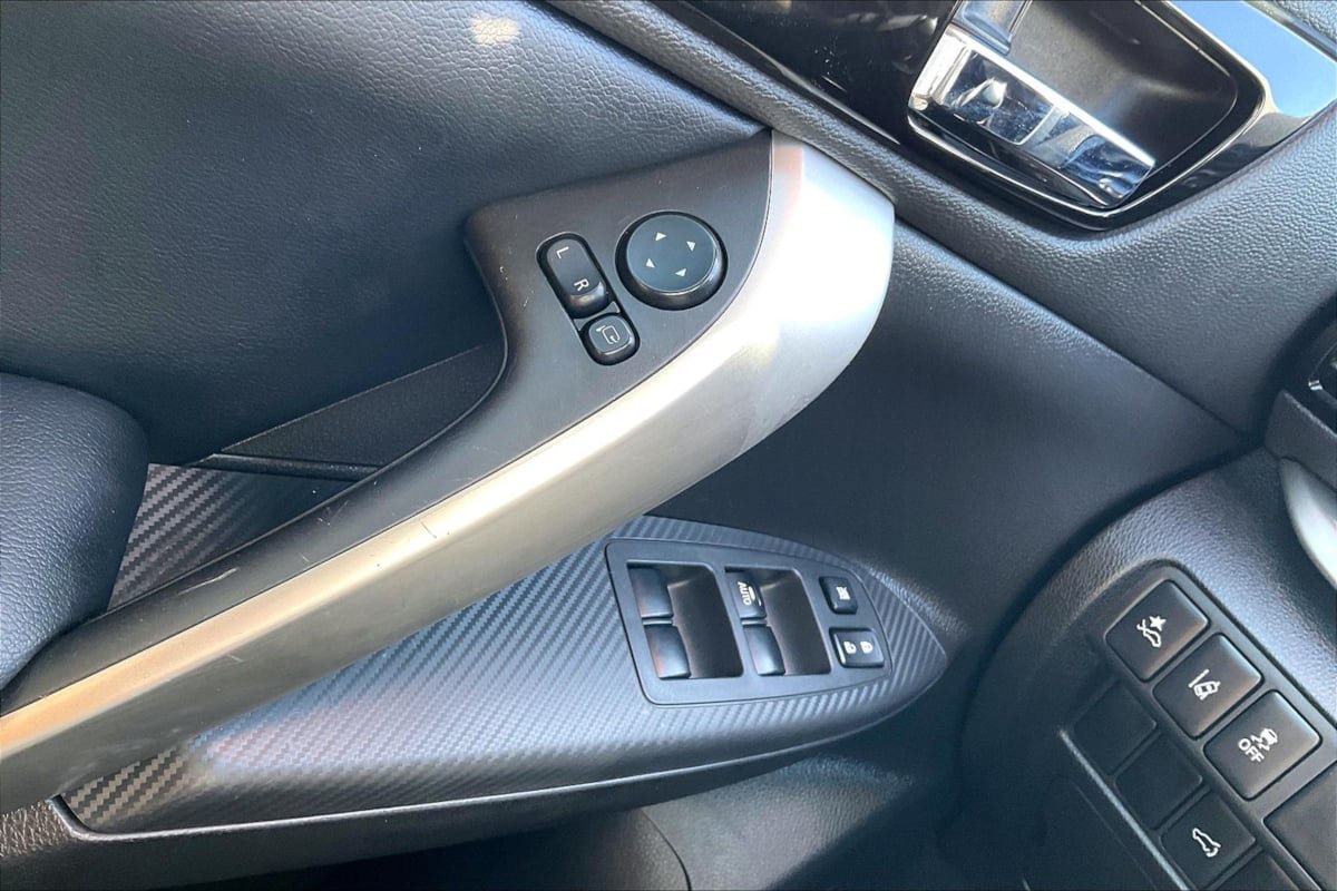 Used 2025 Mitsubishi Eclipse Cross AWD image 33