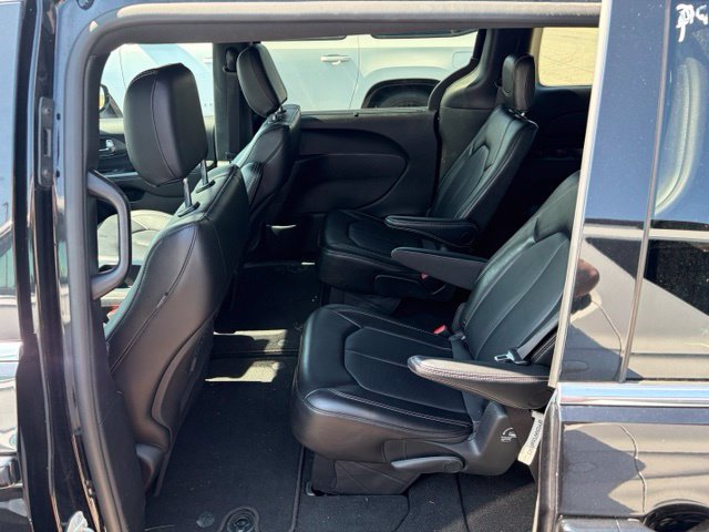 Used 2025 Chrysler Pacifica Select FWD image 25