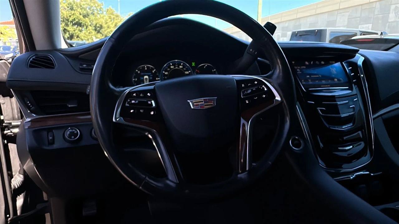 Used 2015 Cadillac Escalade Luxury AWD/4WD image 41