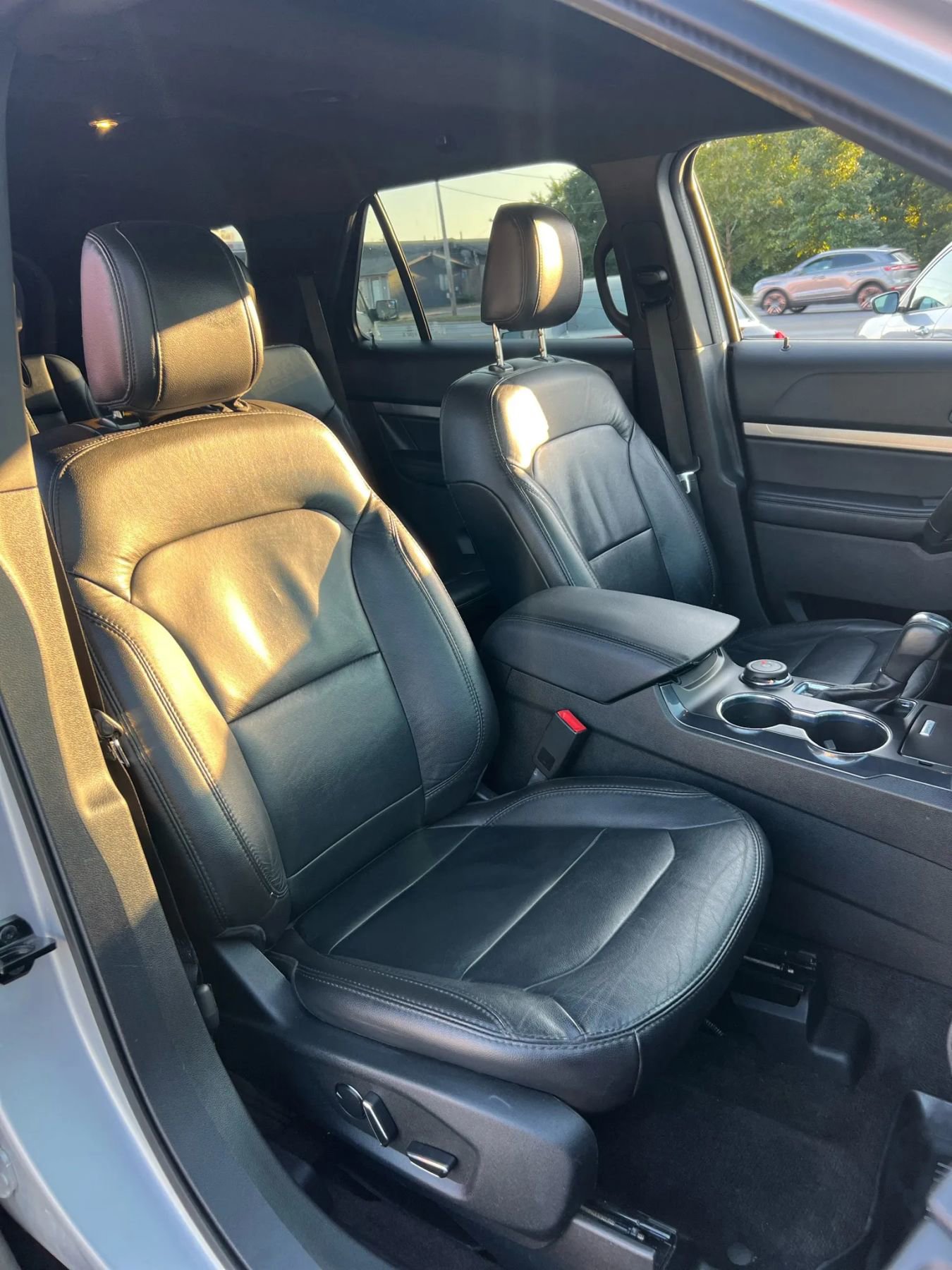 Used 2018 Ford Explorer XLT w/ Equipment Group 202A image 16