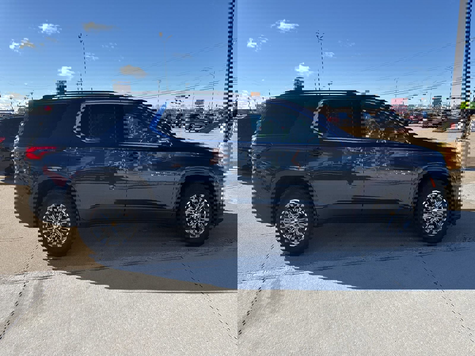 Used 2023 Chevrolet Traverse LT image 7