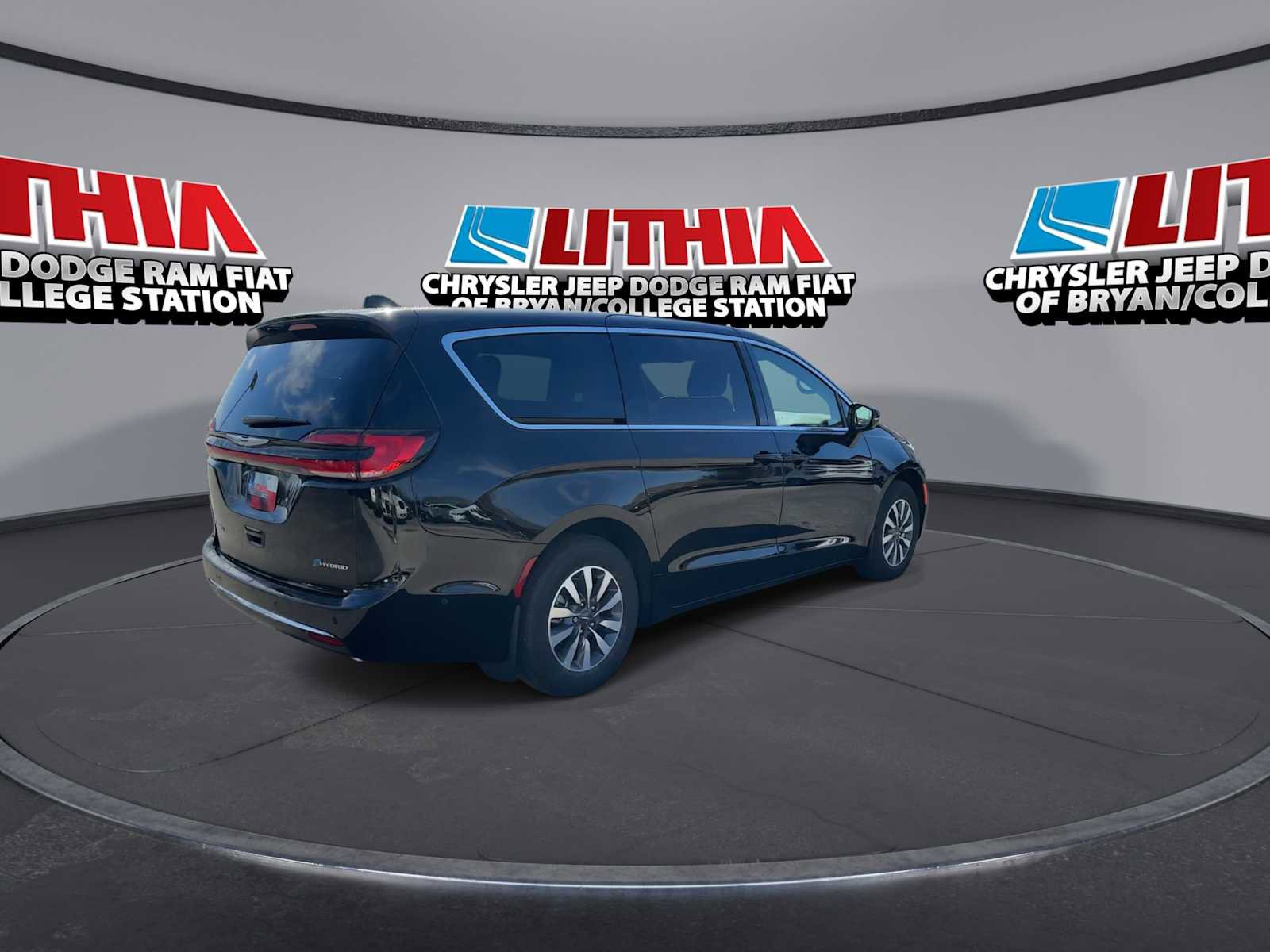 Used 2025 Chrysler Pacifica Select image 8