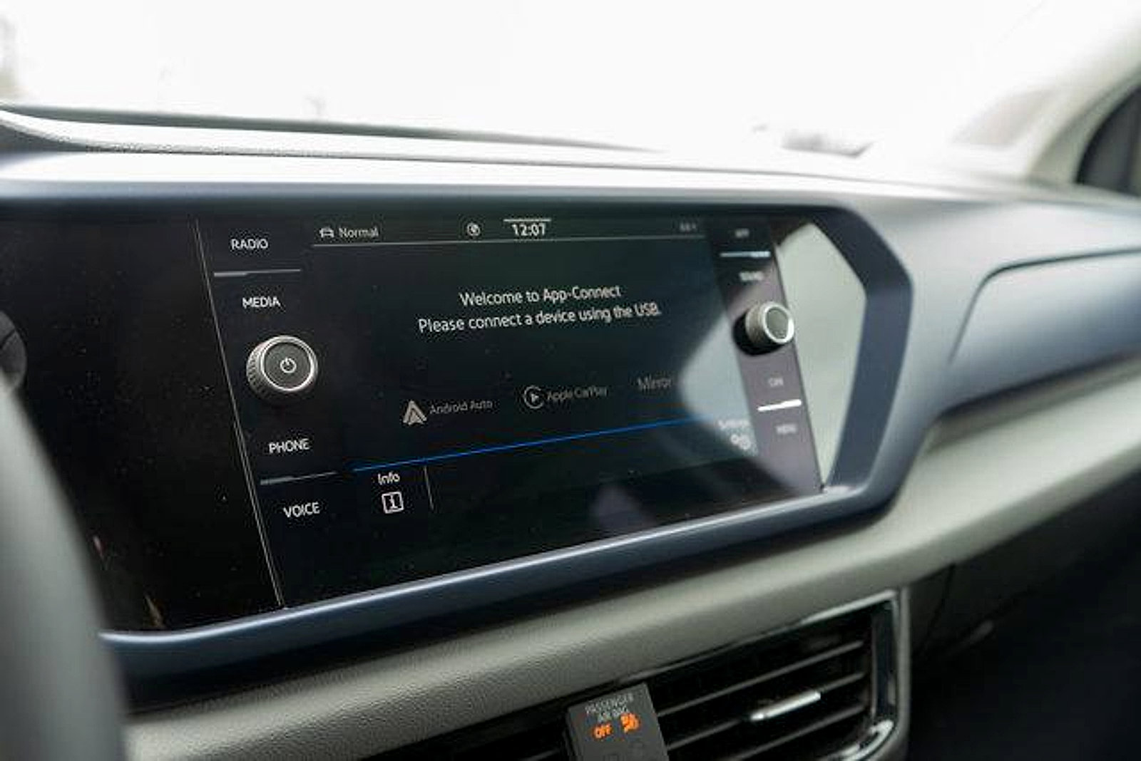 Certified 2023 Volkswagen Taos SE AWD/4WD image 18