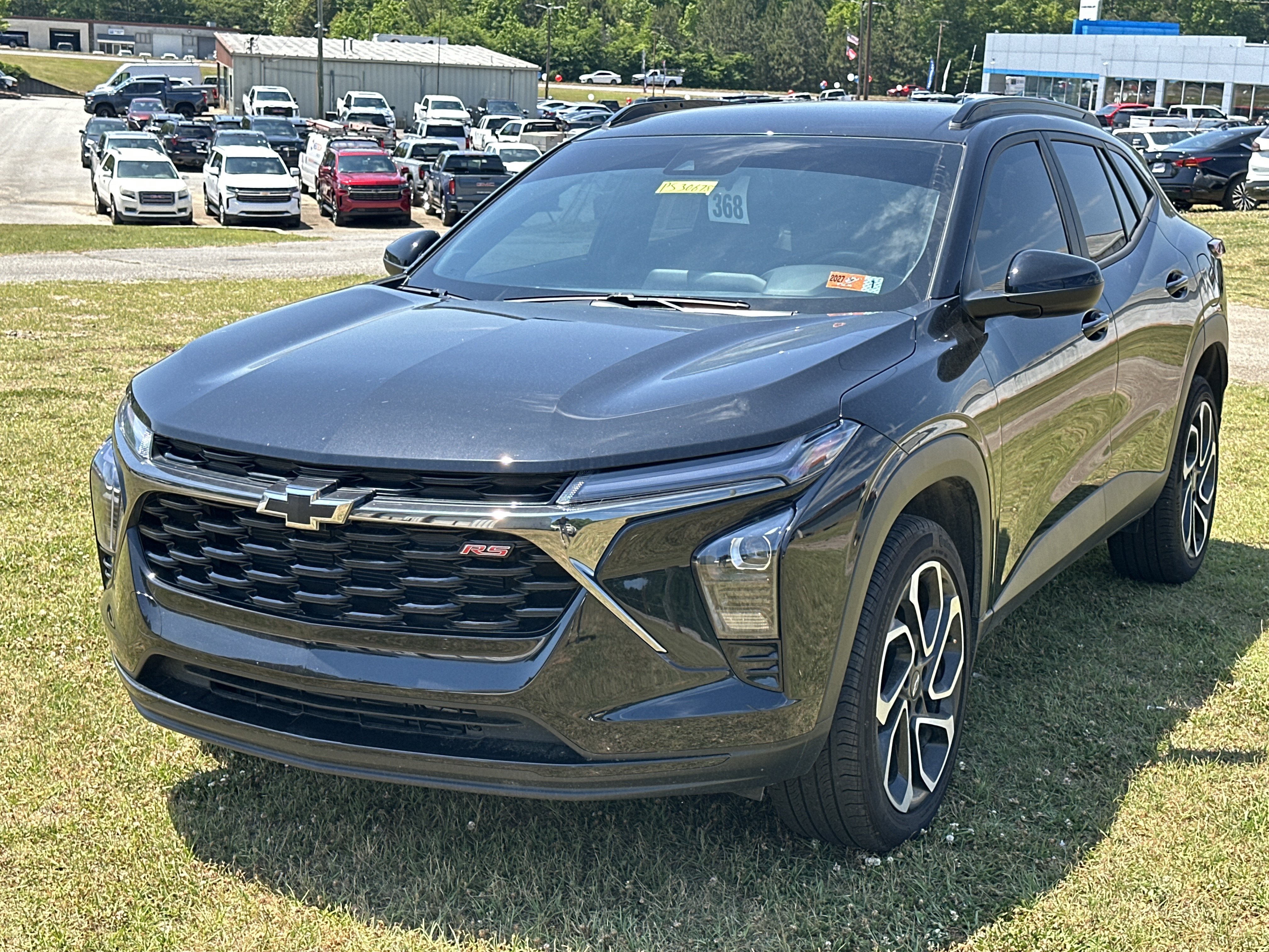 Used 2025 Chevrolet Trax RS FWD image 1