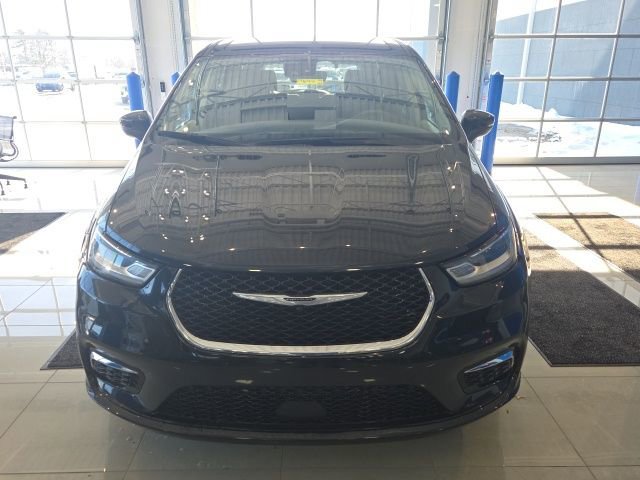 Used 2023 Chrysler Pacifica Touring-L image 3