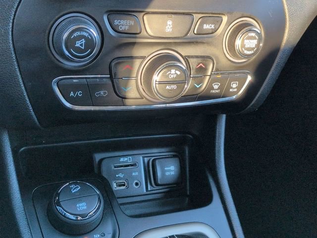 Used 2015 Jeep Cherokee Latitude w/ Comfort/Convenience Group image 22