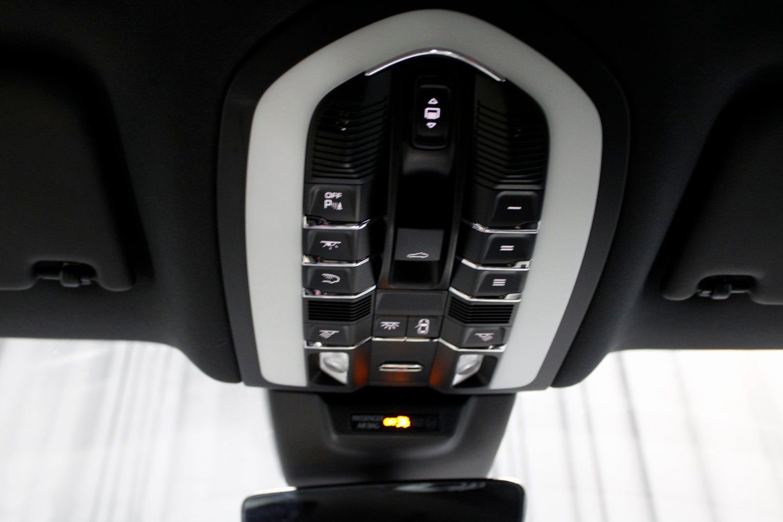 Certified 2025 Porsche Macan image 34