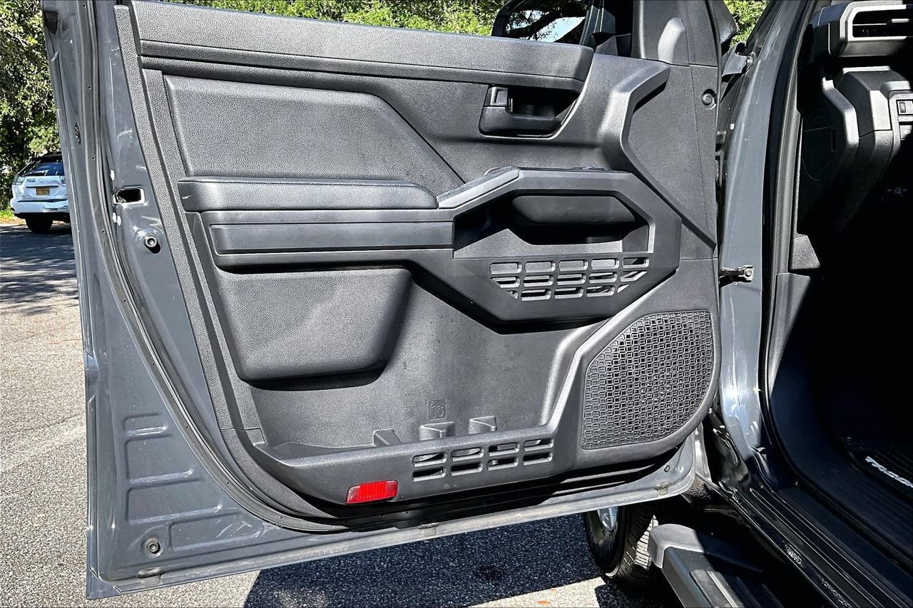 Used 2025 Toyota Tacoma SR AWD/4WD image 17