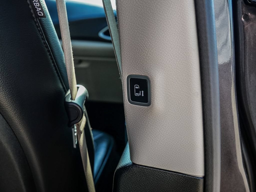 Used 2021 Chrysler Pacifica Touring-L FWD image 27
