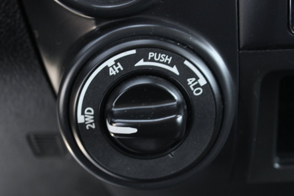 Used 2022 Nissan Titan SV image 33