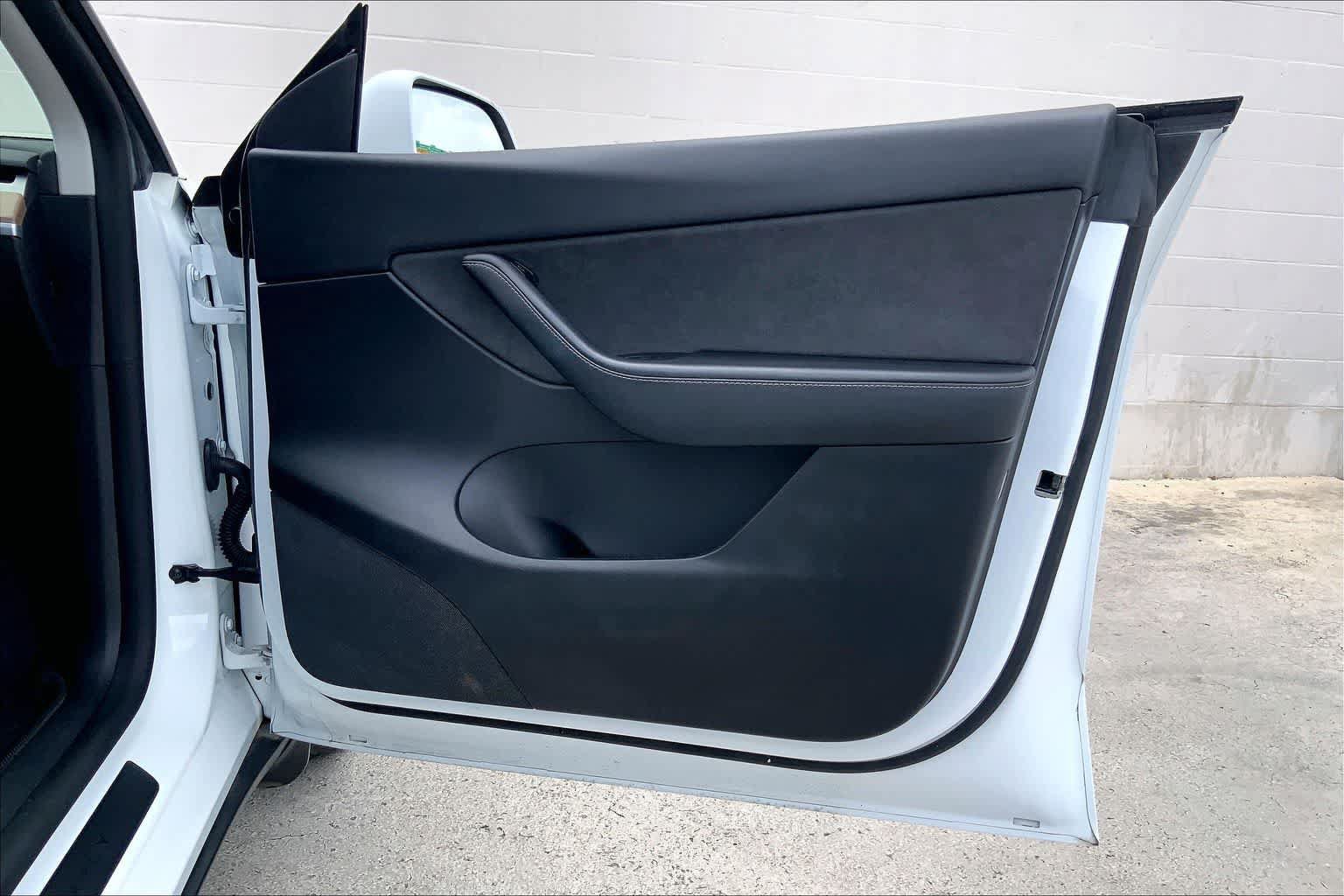 Used 2022 Tesla Model Y Long Range AWD/4WD image 28