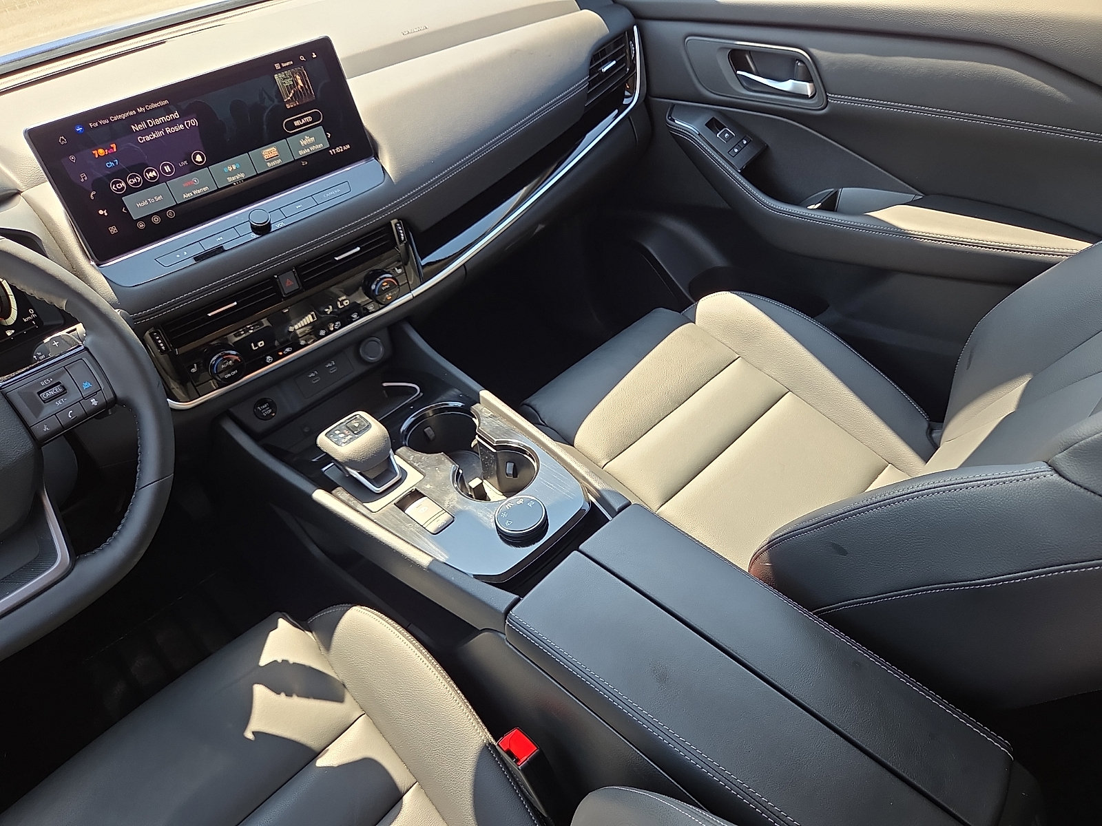 Used 2025 Nissan Rogue SL AWD/4WD image 12
