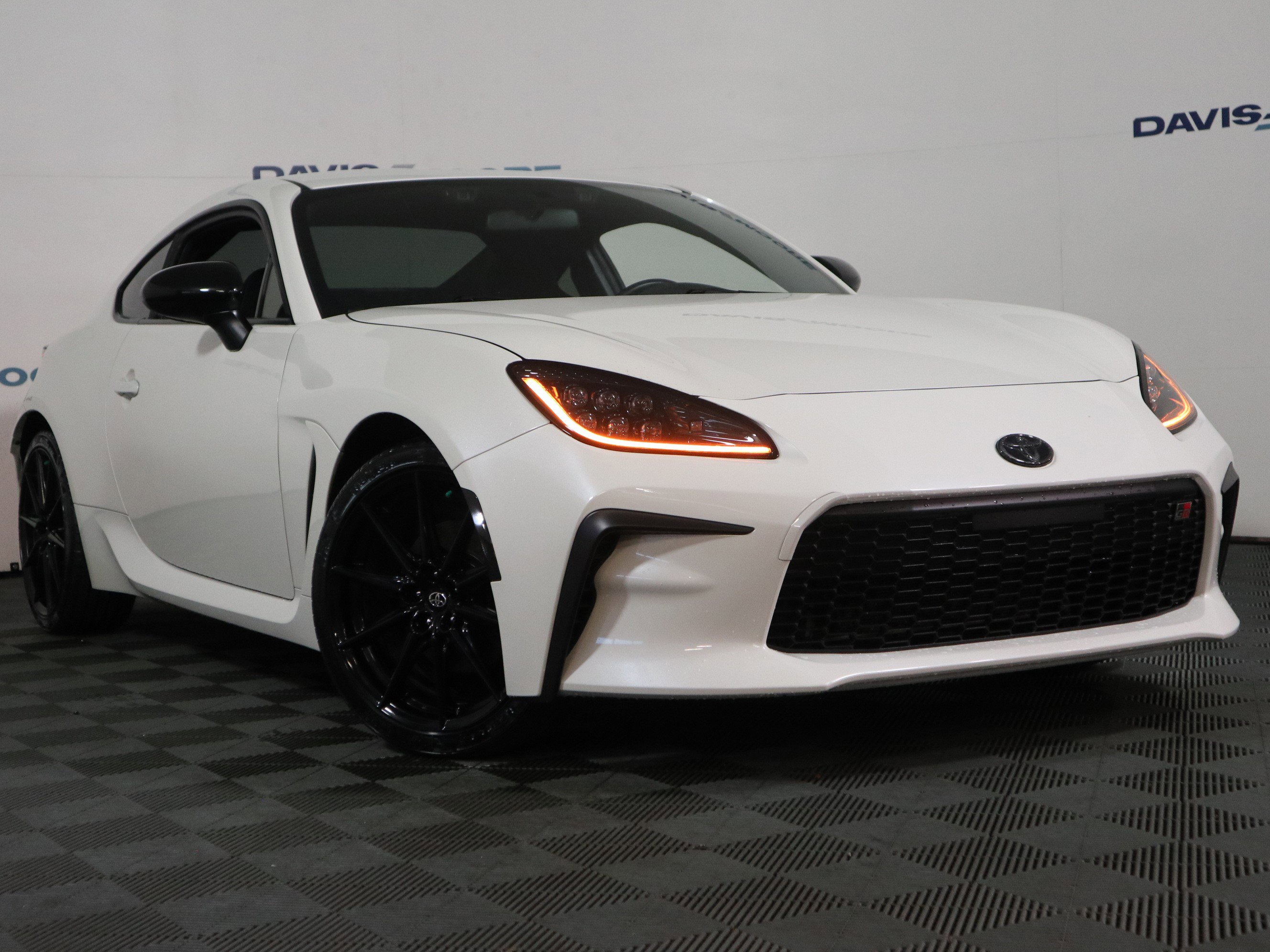 Used 2022 Toyota GR86 Premium w/ ALL Weather Mat Package (TMS) RWD image 2