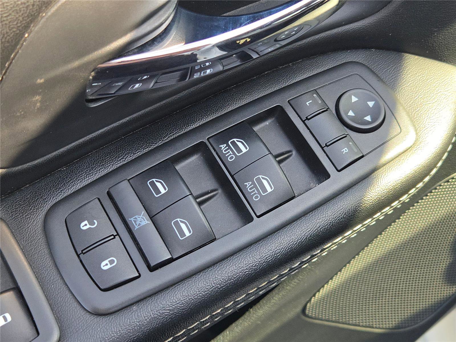 Used 2016 Dodge Grand Caravan SE image 16