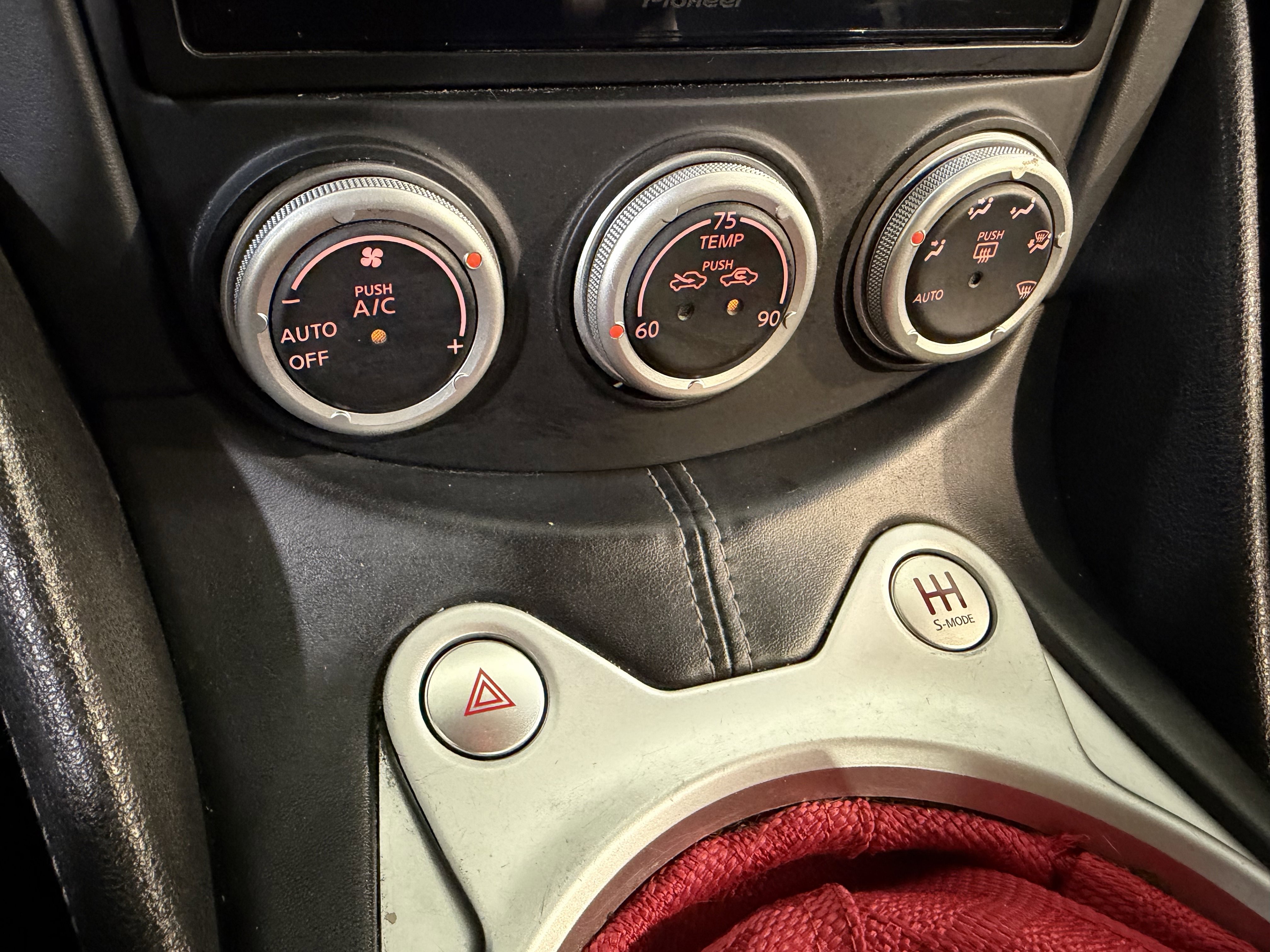 Used 2016 Nissan 370Z Coupe RWD image 18