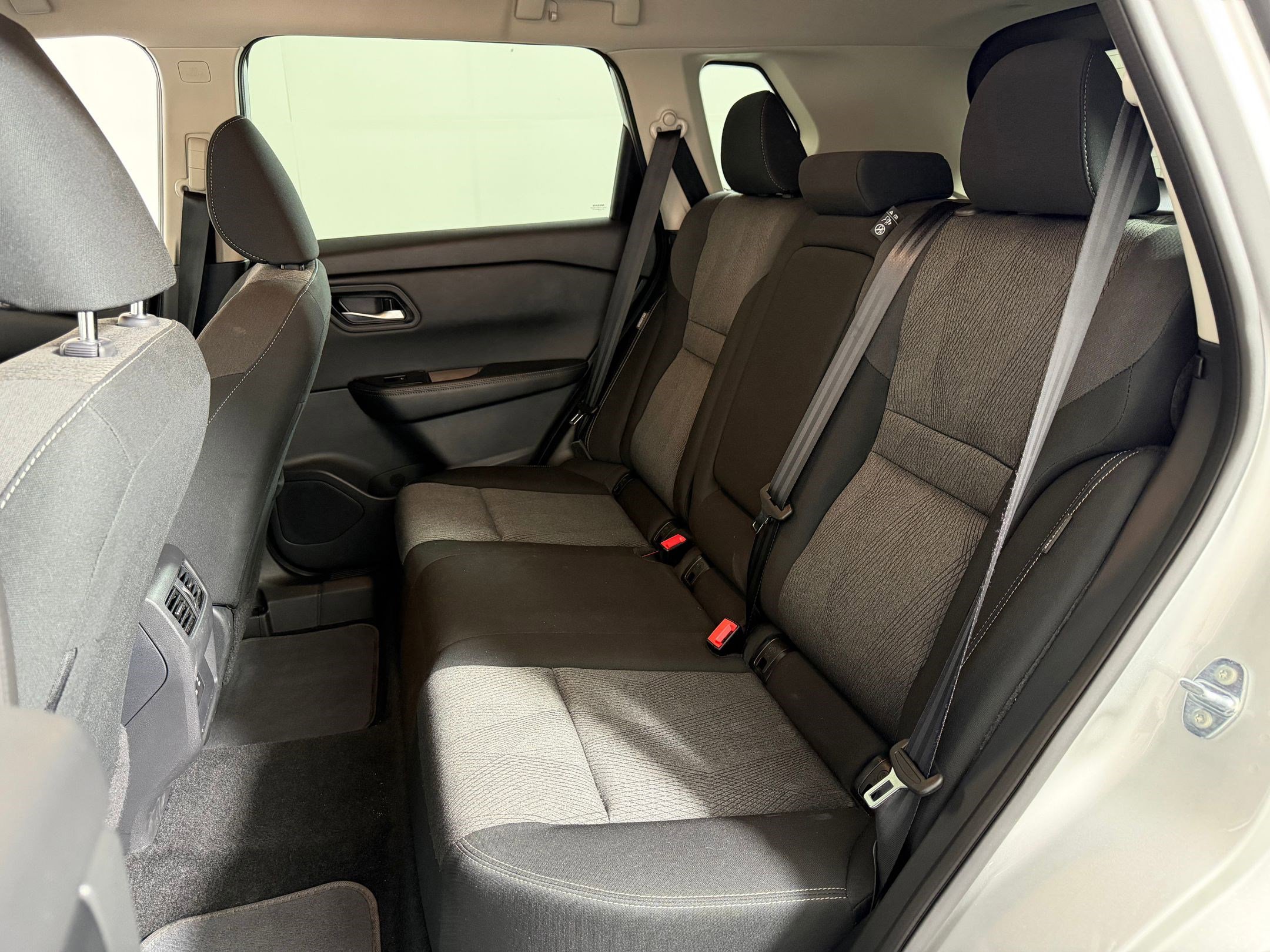 Used 2025 Nissan Rogue SV image 12