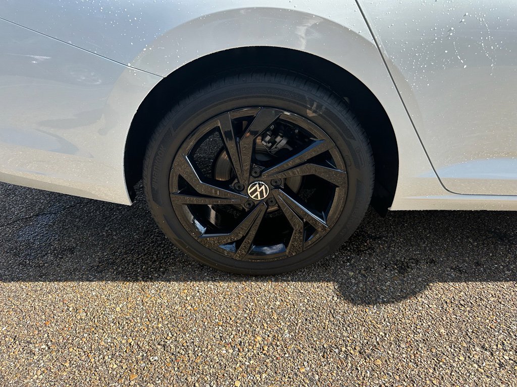 Used 2025 Volkswagen Jetta SE w/ Black Wheel Package image 3