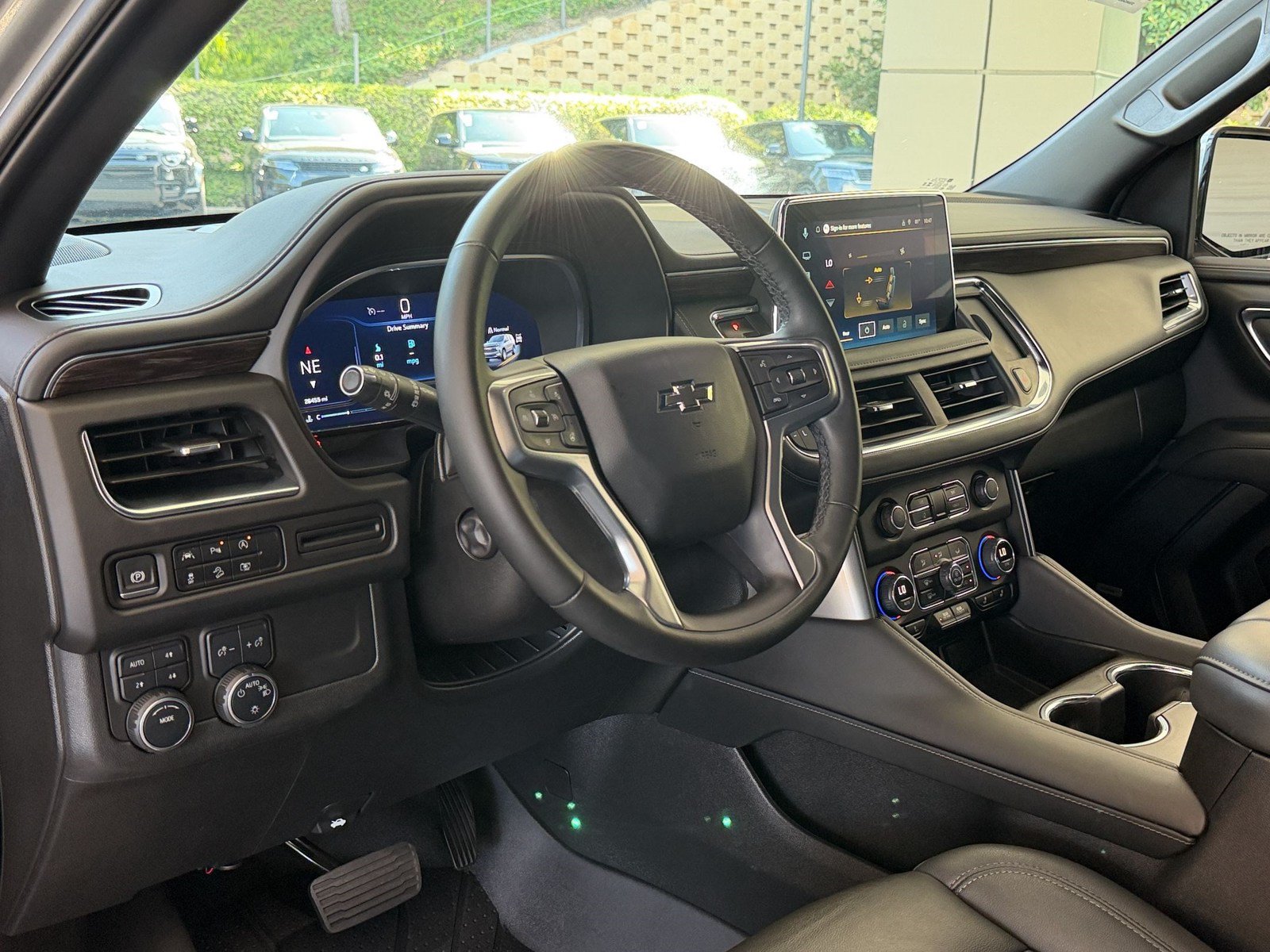 Used 2024 Chevrolet Tahoe Z71 w/ Luxury Package AWD/4WD image 4