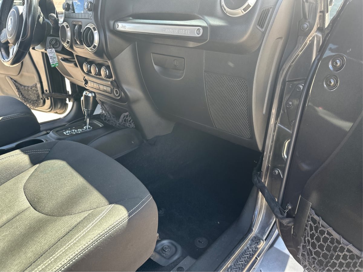 Used 2017 Jeep Wrangler Unlimited Sahara AWD/4WD image 15