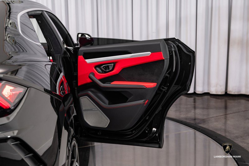 Used 2021 Lamborghini Urus image 45