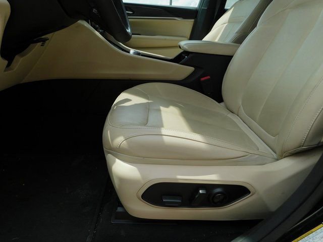 Used 2023 Jeep Grand Cherokee Limited image 5