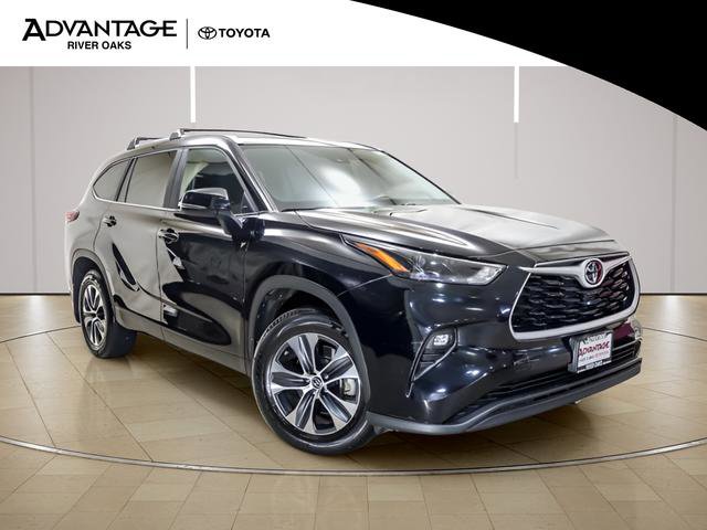 Used 2023 Toyota Highlander XLE AWD/4WD image 2