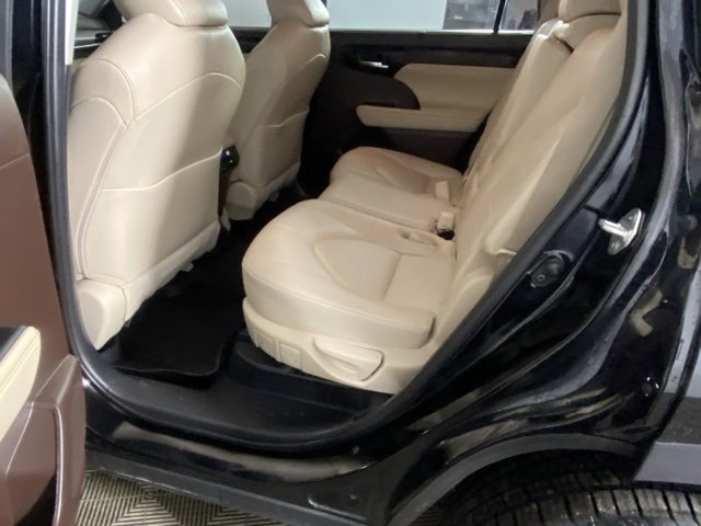 Used 2022 Toyota Highlander XLE image 17