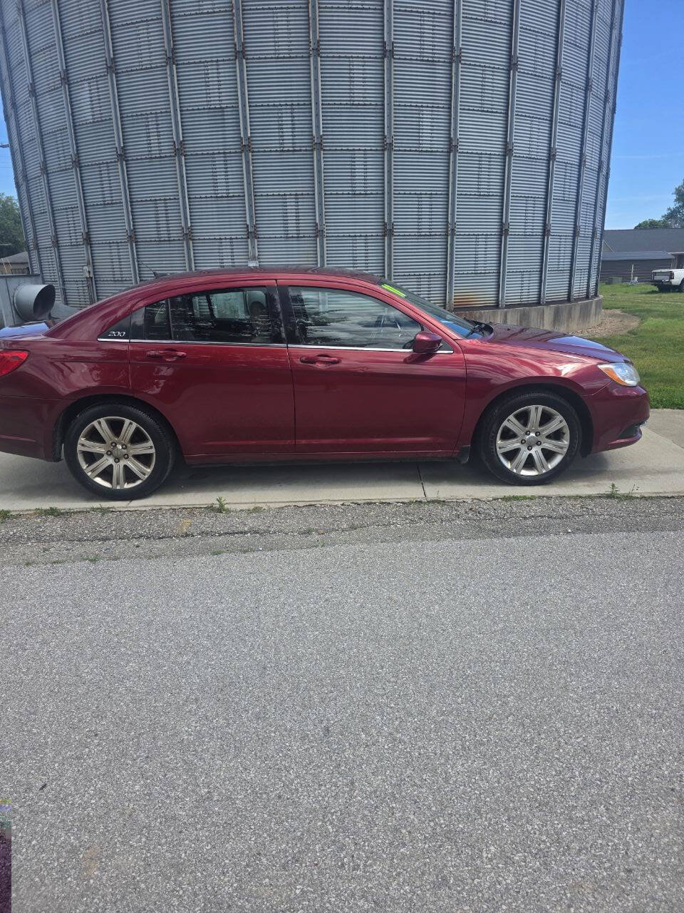 Used 2011 Chrysler 200 Touring w/ Cold Weather Group FWD image 3