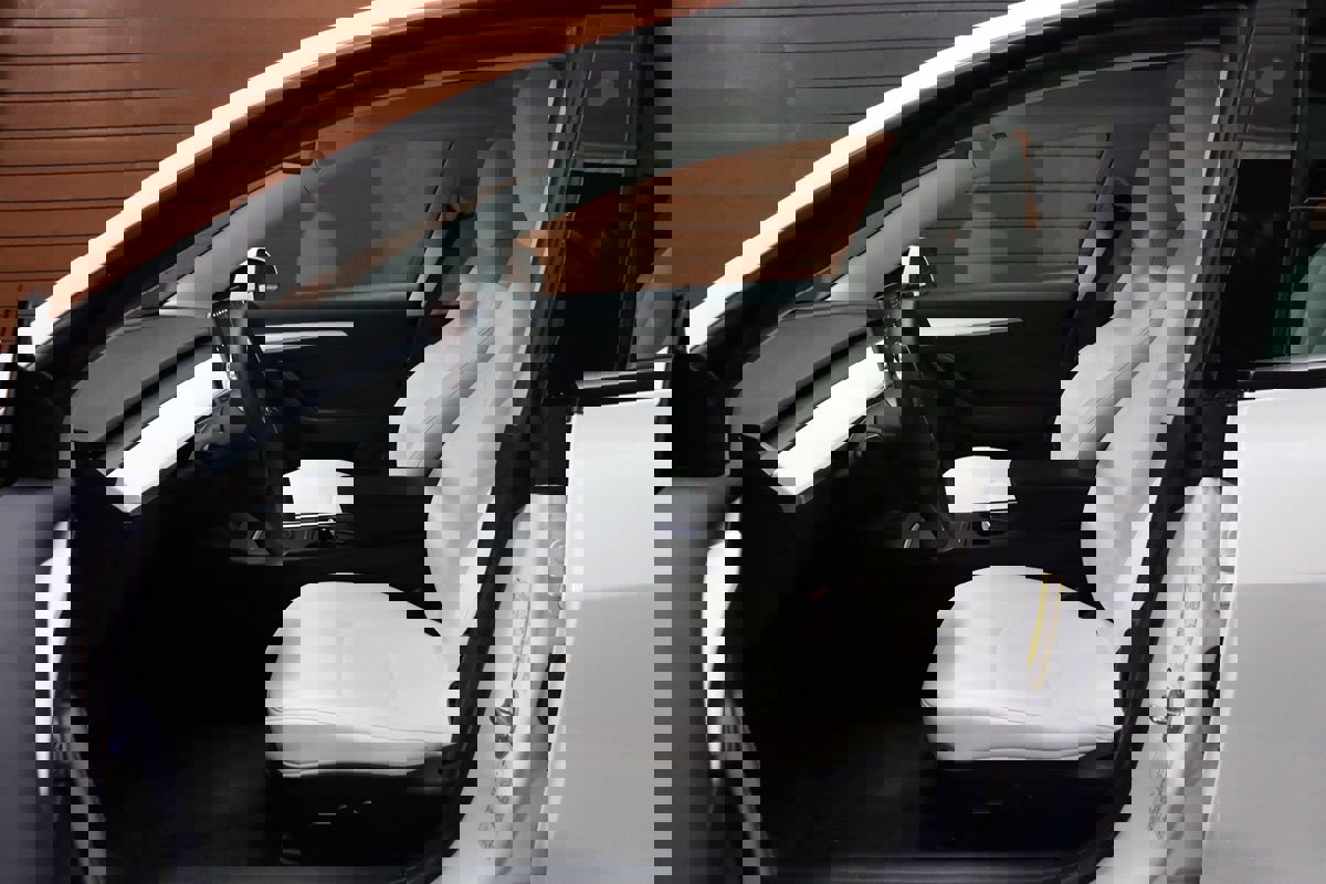 Used 2023 Tesla Model 3 Standard Range image 25