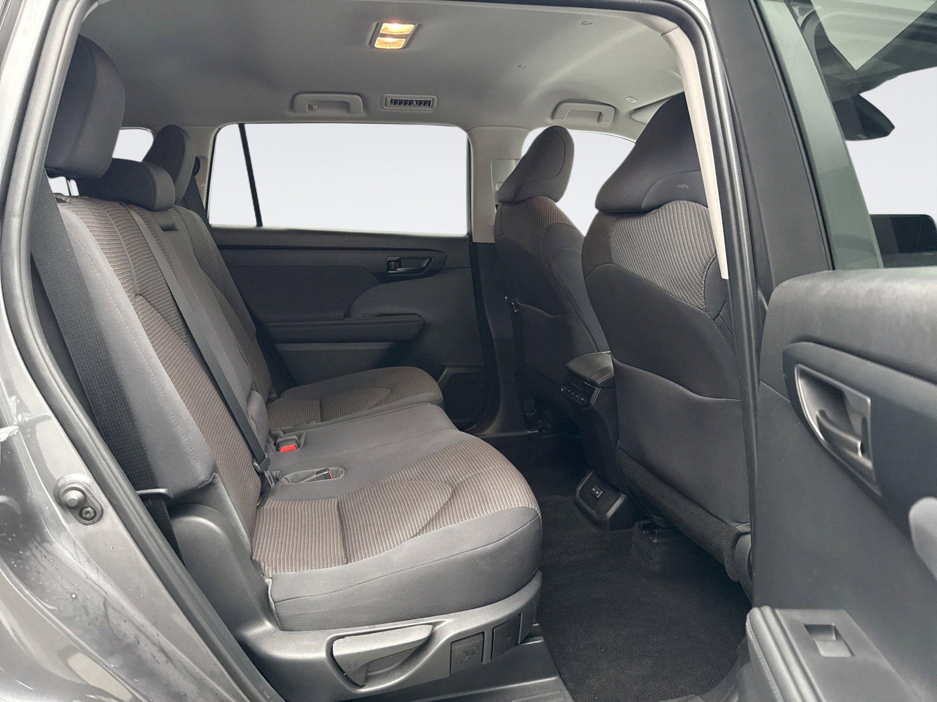 Used 2023 Toyota Highlander L image 19