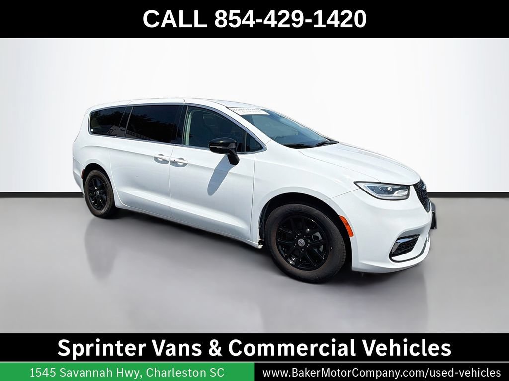Used 2024 Chrysler Pacifica Touring-L FWD image 3