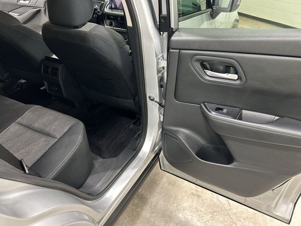 Used 2024 Nissan Rogue S FWD image 30