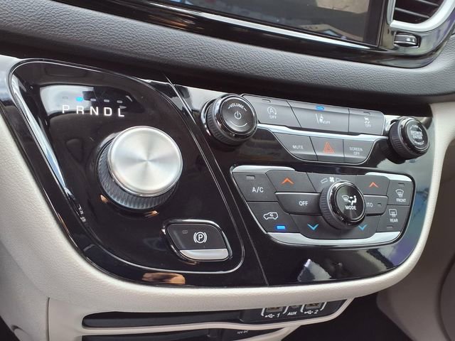 Used 2022 Chrysler Pacifica Touring-L FWD image 8