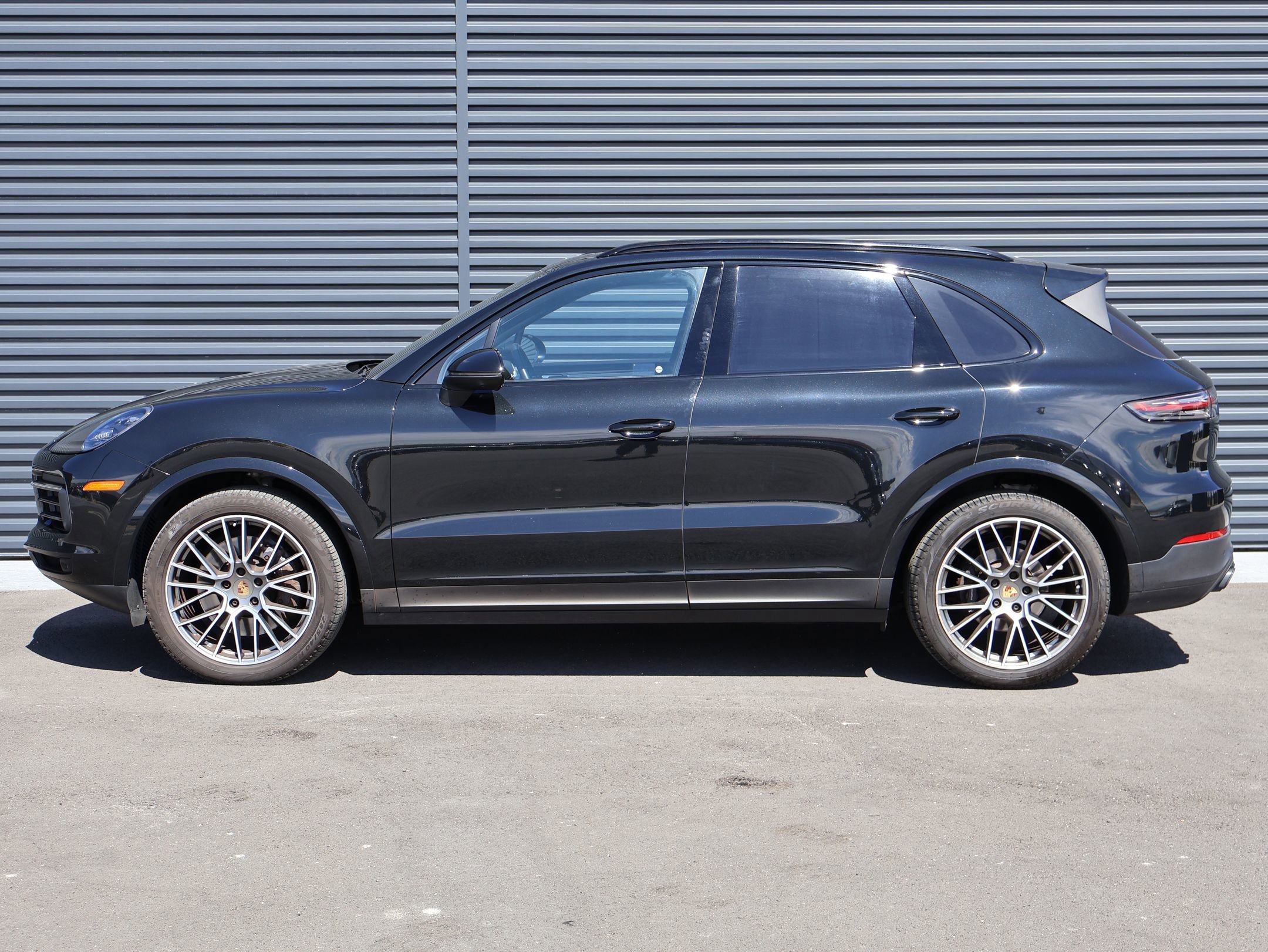 Used 2023 Porsche Cayenne Platinum Edition image 2