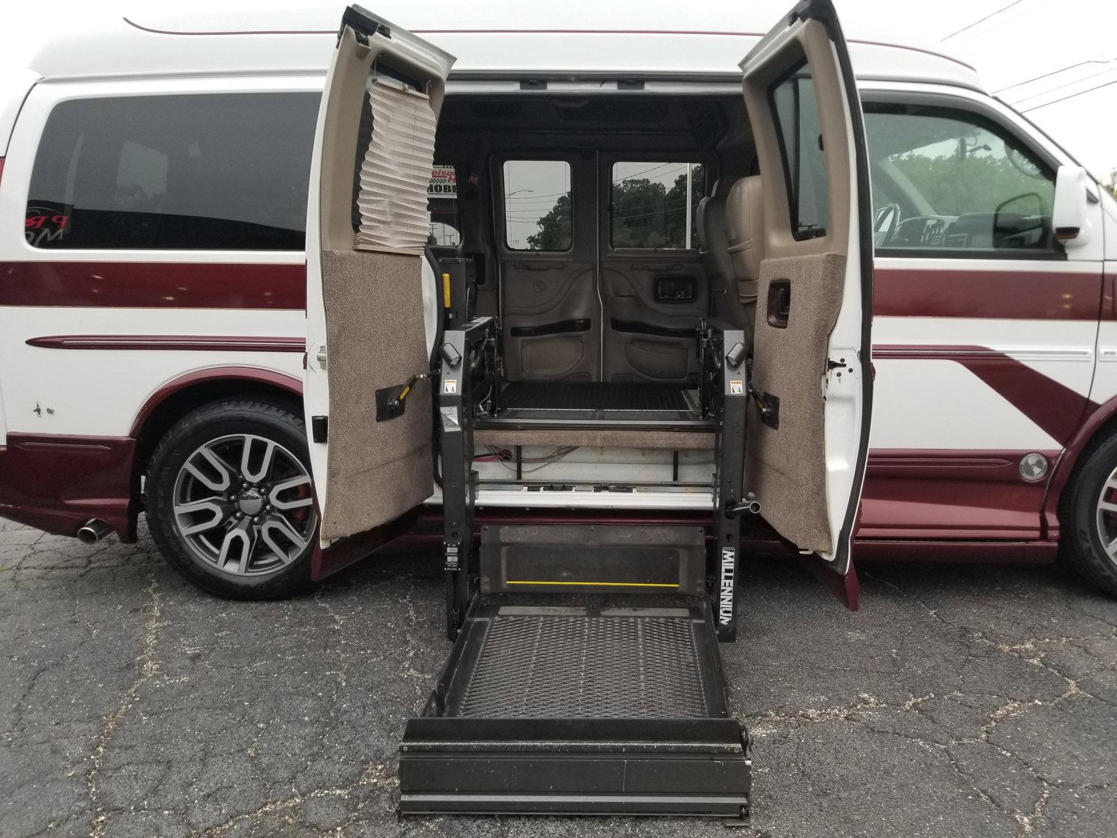 Used 2012 GMC Savana 1500 image 23