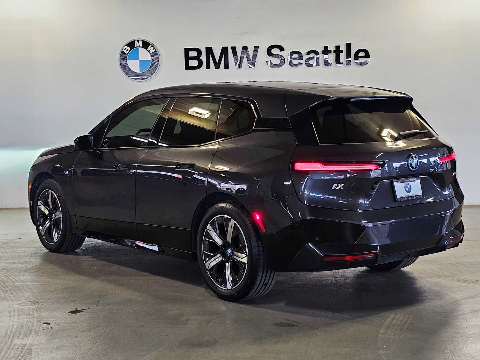 Used 2024 BMW iX xDrive50 w/ Sport Package AWD/4WD image 4