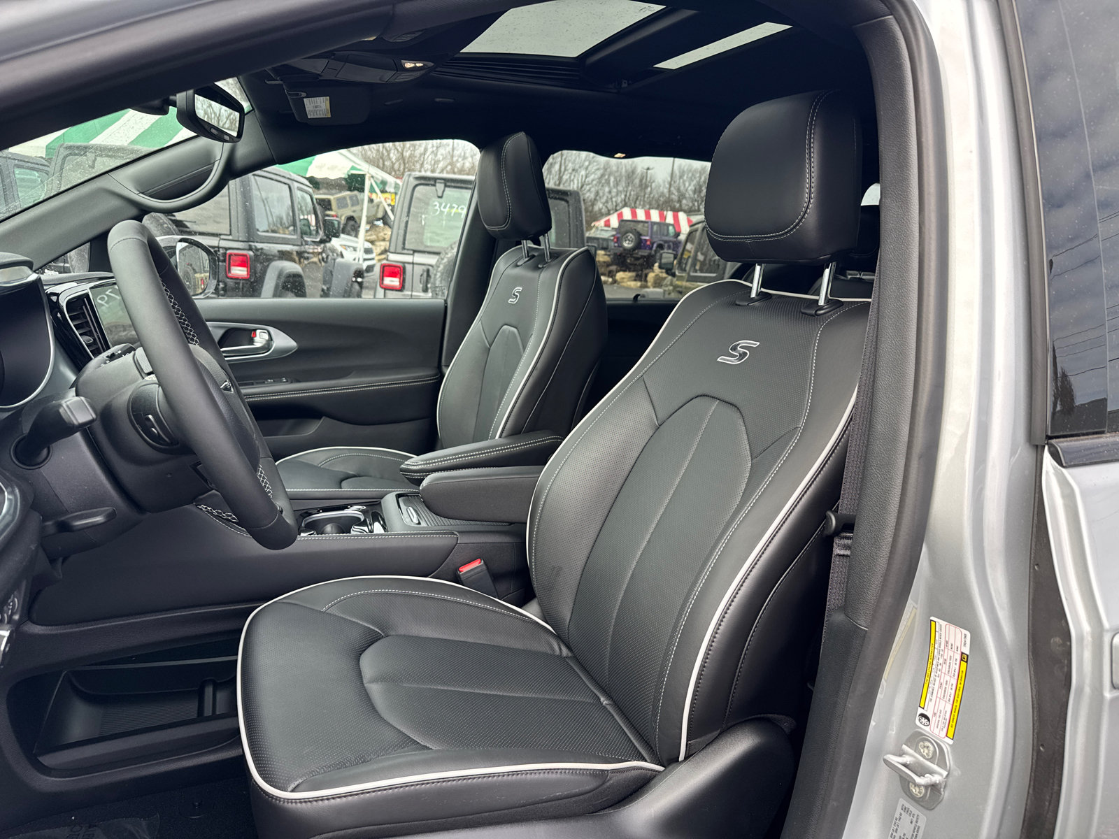 New 2026 Chrysler Pacifica Limited w/ S Appearance Package FWD image 10