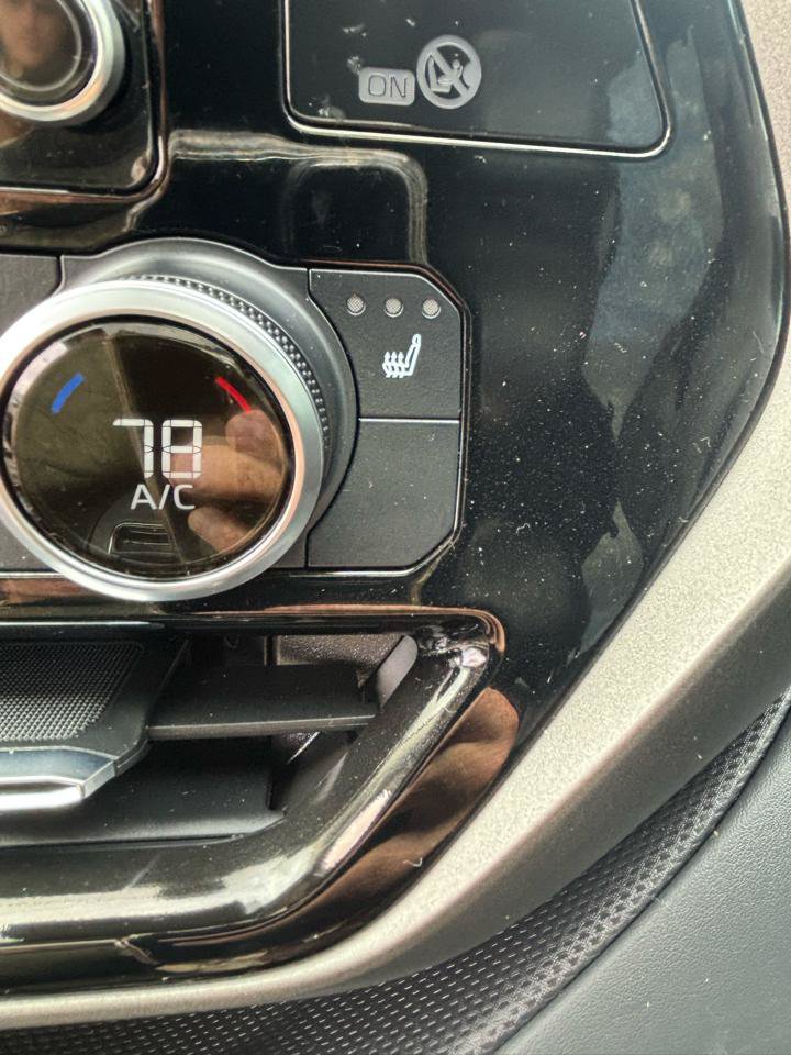 Used 2022 Toyota Highlander XLE AWD/4WD image 19