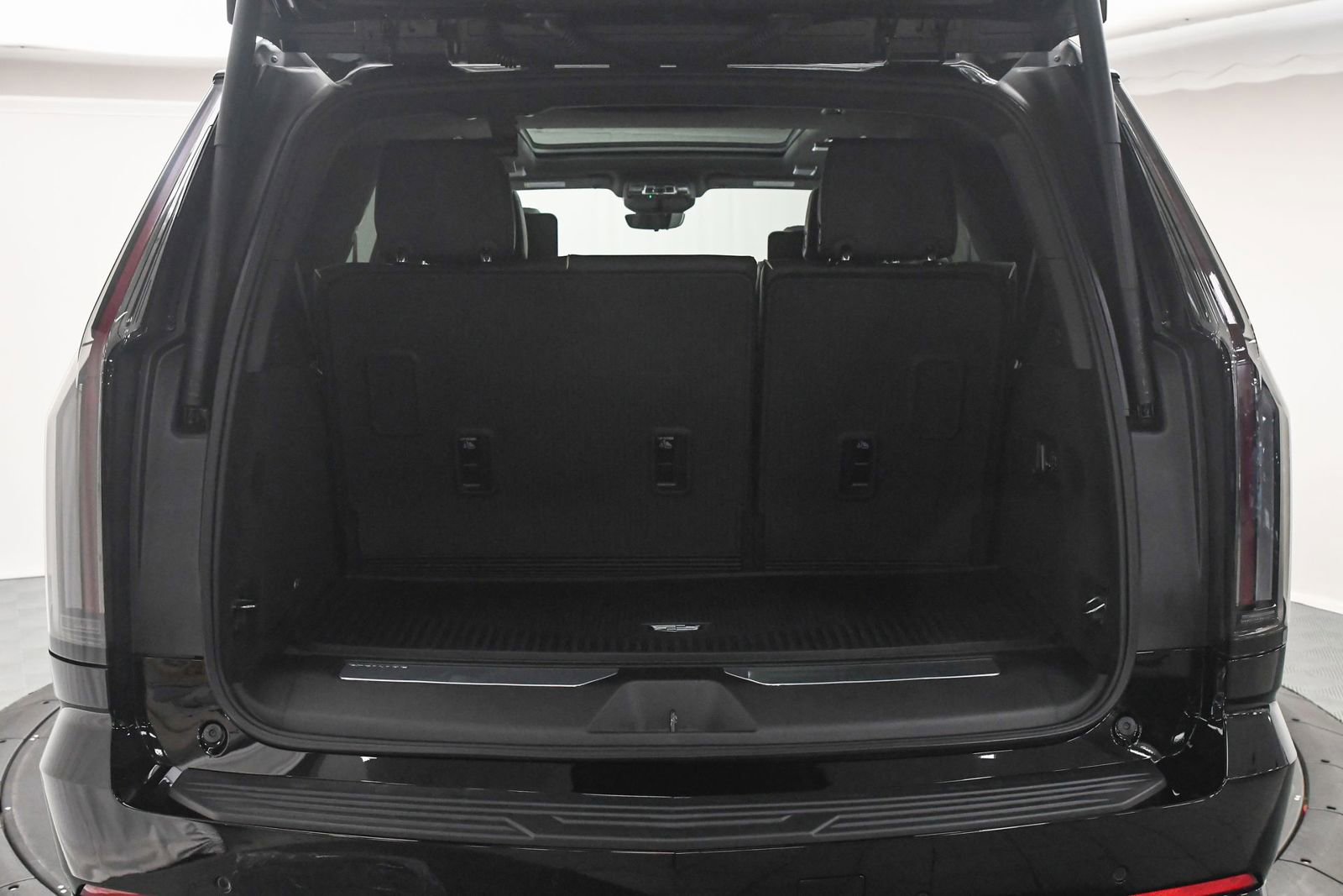 Used 2025 Cadillac Escalade V w/ LPO, ONYX Package image 8