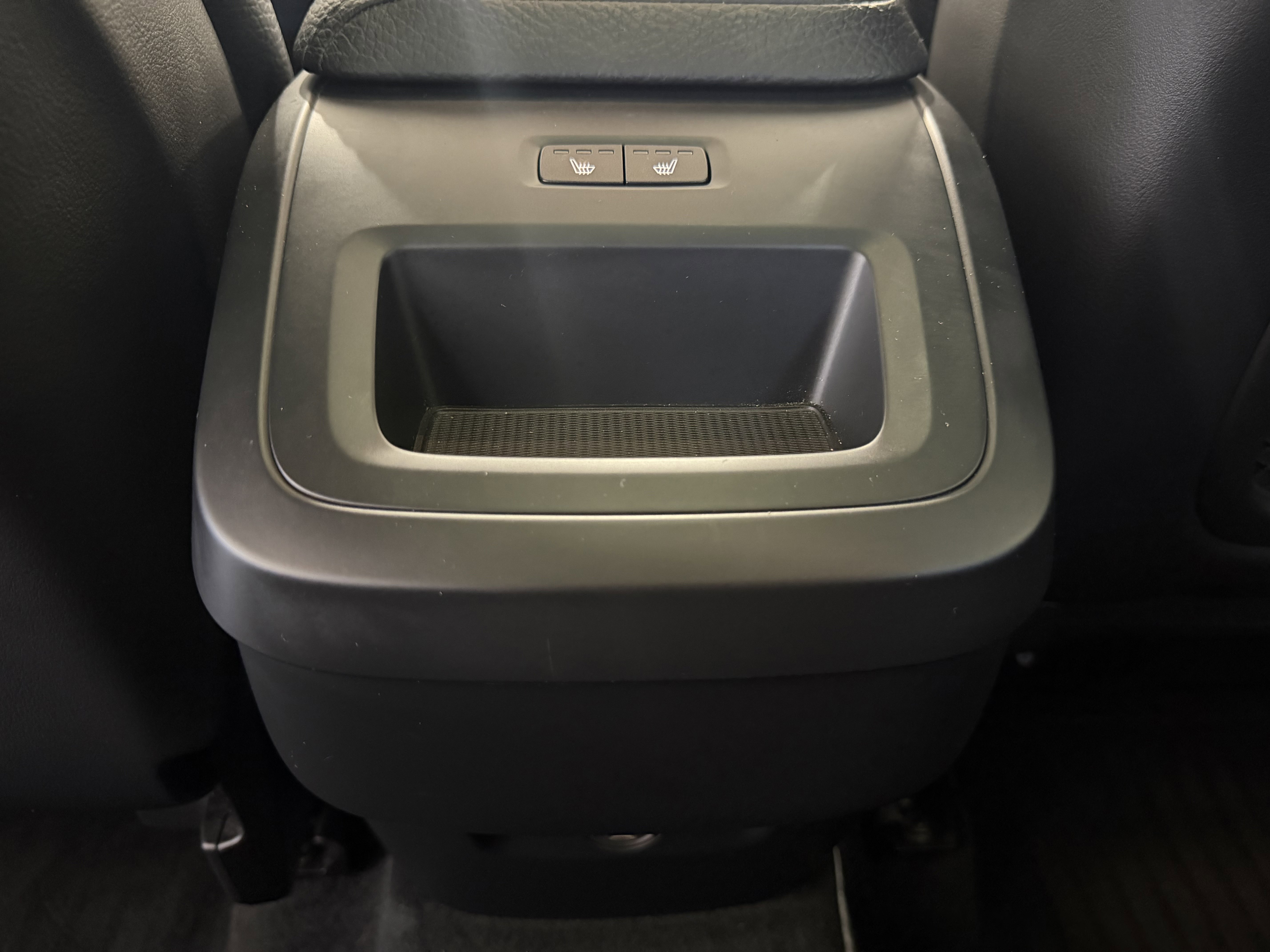 Used 2019 Volvo XC60 T5 Momentum w/ Multimedia Package image 26